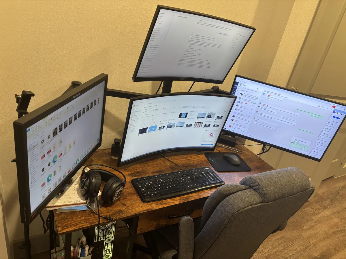 El escritorio de trabajo de Alex Brizuela, con cuatro monitores